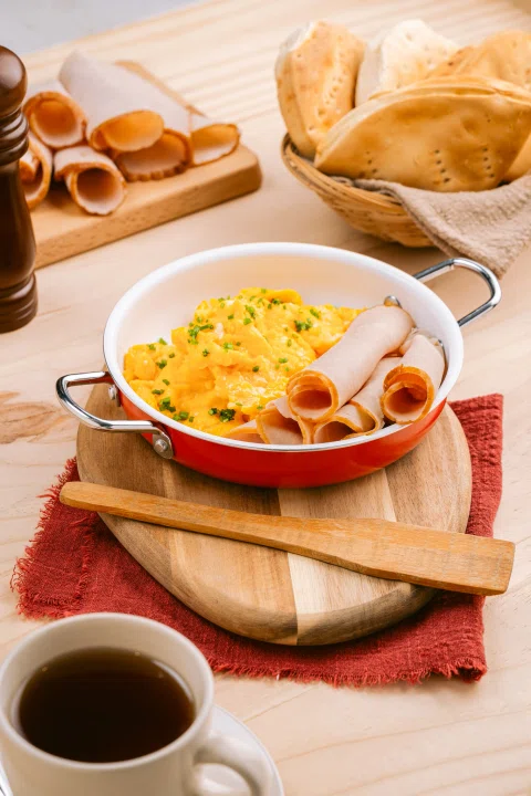 Preparación gratinada en fuente roja con pan.