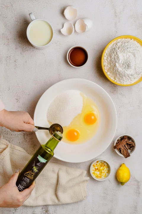 Preparación de huevos e ingredientes fotografiada en vista cenital.