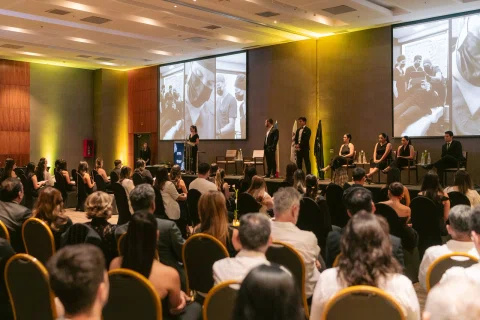 Audiencia observa una presentación en escenario durante la jornada.