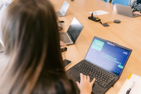 Registro de un asistente mediante un computador portátil en la recepción.