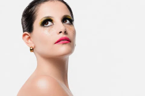 Retrato de belleza con maquillaje de colores.