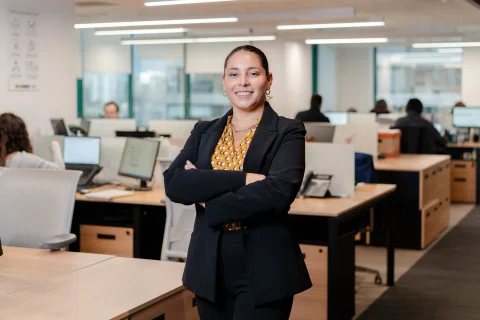 Retrato corporativo de una mujer en una oficina.