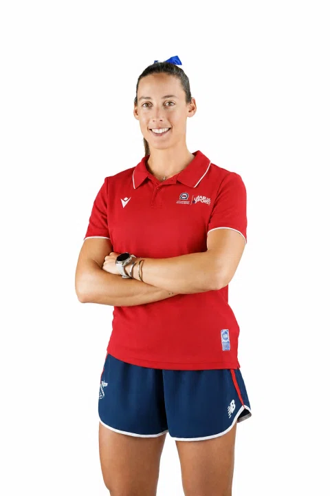 Retrato de una deportista con uniforme rojo y azul.