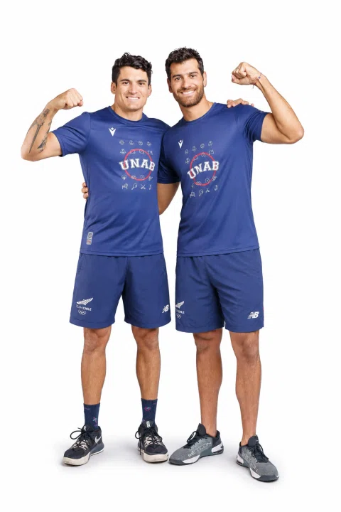 Retrato de dos deportistas con uniforme azul.