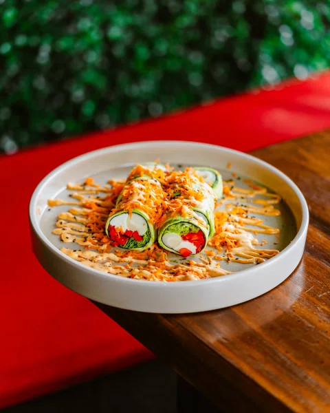Rolls de sushi servidos en bowl claro.