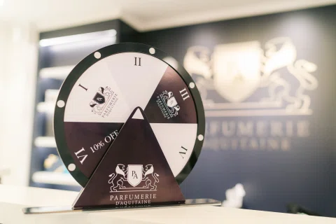 Ruleta promocional instalada dentro de una perfumería.