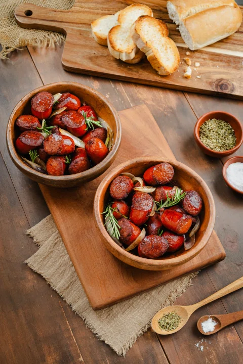 Salchichas vegetales asadas en recipientes de greda.