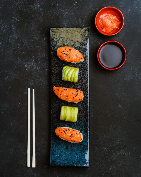 Selección cenital de sushi nigiris y salsas.