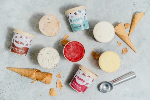 Selección de potes y bolas de helado con conos.