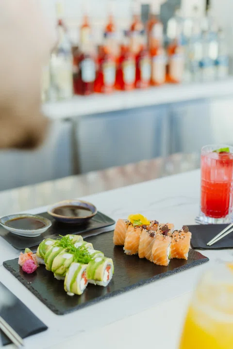 Selección de sushi sobre barra del hotel.