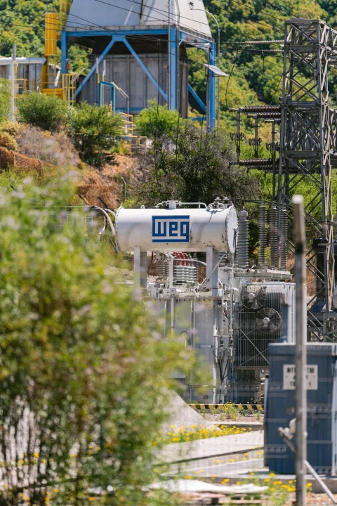 Subestación eléctrica WEG entre vegetación y cerro.