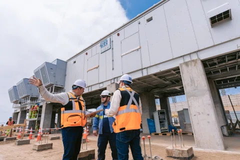 Equipo técnico revisa una obra industrial en terreno.