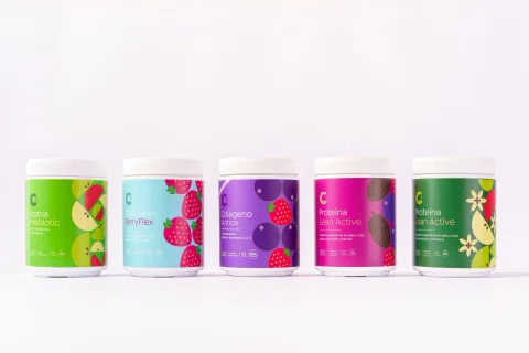 Línea de suplementos de distintos sabores presentada en conjunto.