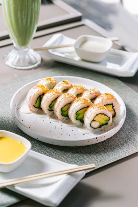 Rolls de sushi presentados en un plato claro.