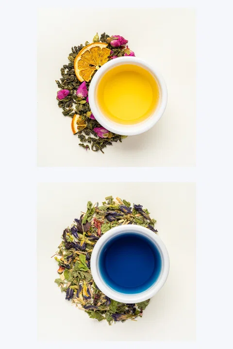 Tazas de infusión presentadas con hojas y flores en una composición de producto.