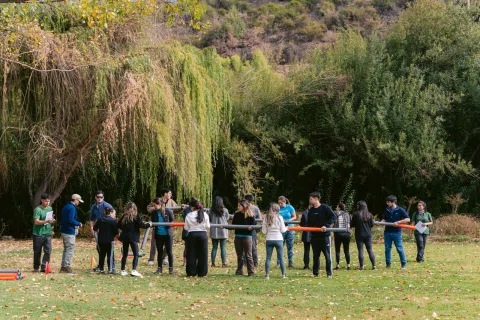 Actividad de team building con un grupo participando en una dinámica al aire libre.