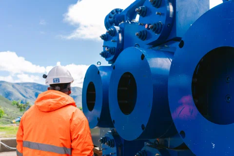 Trabajador inspecciona una válvula industrial de gran formato.