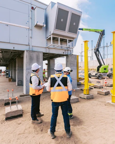 Dos técnicos revisan documentación durante una inspección en una instalación industrial.