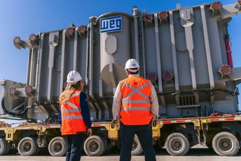 Técnicos inspeccionan un transformador WEG durante su transporte.