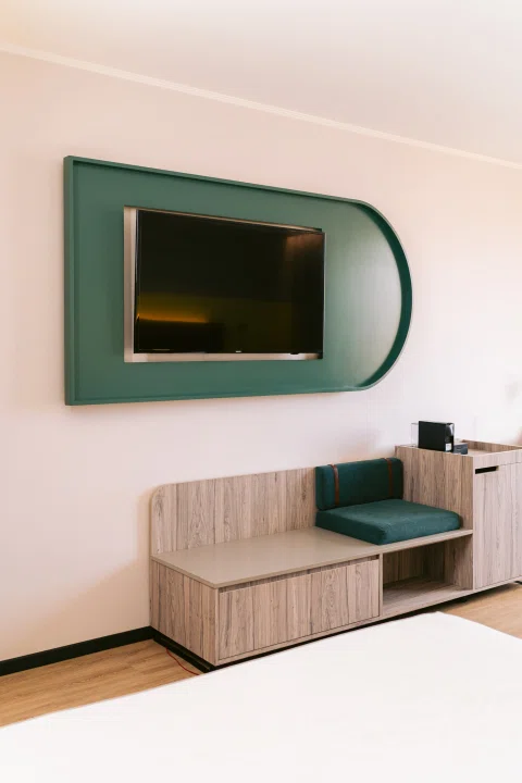 Televisor y mueble bajo en habitación del hotel.