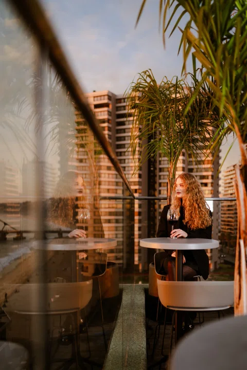 Terraza del hotel con vista urbana y mar.