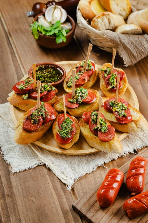 Tostadas con salchichas vegetales y vegetales frescos.