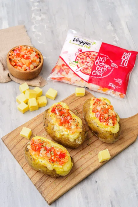 Tostadas con topping vegetal y envase Veggie Deli.