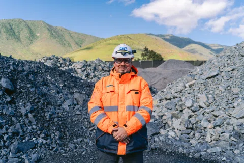 Trabajador industrial con casco en faena minera.