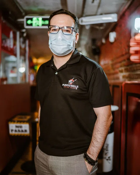 Trabajador de Puerto Rolls con mascarilla dentro del local.