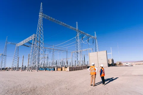 Trabajadores WEG dentro de subestación de alta tensión en desierto.