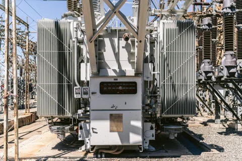 Transformador eléctrico WEG dentro de subestación.