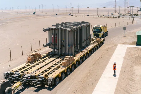 Transporte de un transformador de gran escala sobre una plataforma especial.