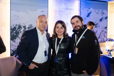 Tres asistentes posan juntos durante una pausa del evento.