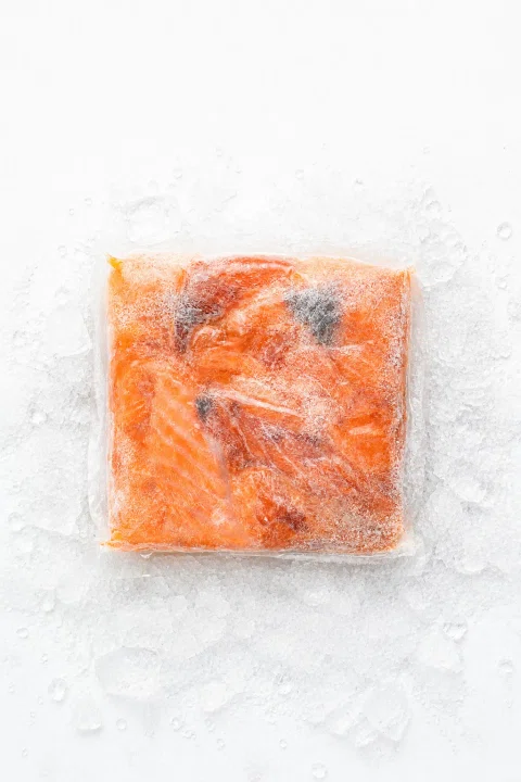 Trozos de salmón en envase transparente.