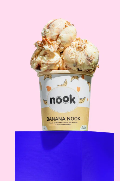 Vaso Nook con varias bolas de helado sobre pedestal azul.