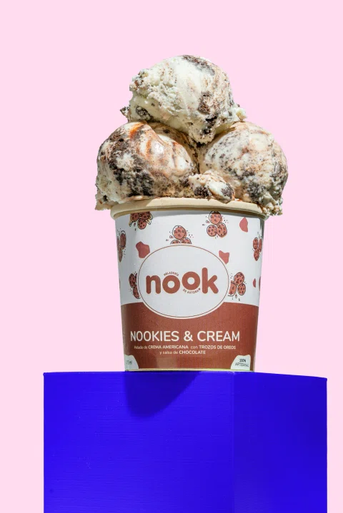 Vaso Nook de cookies and cream sobre pedestal azul.