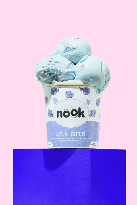 Vaso Nook con helado azul sobre pedestal.