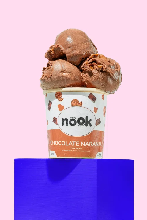 Vaso Nook de helado de chocolate sobre pedestal azul.