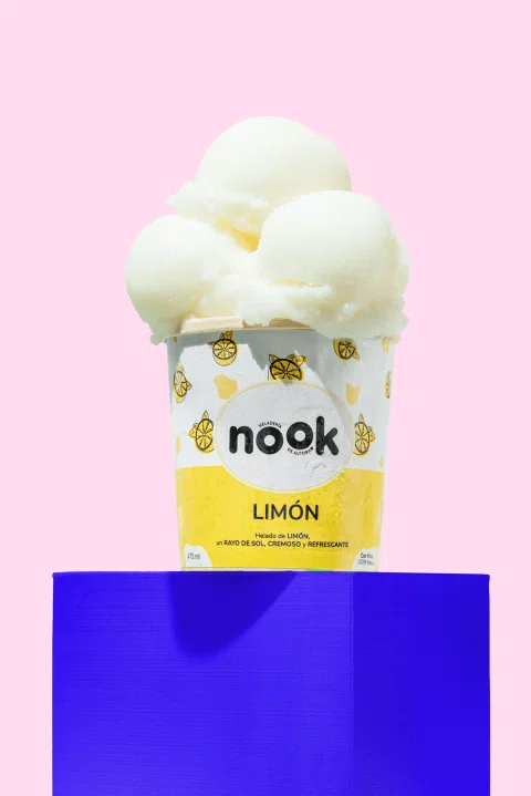 Vaso Nook de helado de limón sobre pedestal azul.