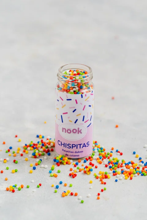 Vaso Nook rodeado por lluvia de colores.