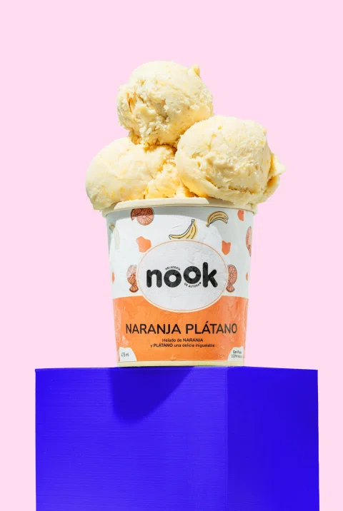 Helado Nook de naranja y plátano presentado sobre bloques de color.