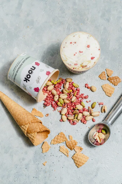 Vasos de helado Nook con frutos secos conos y toppings.