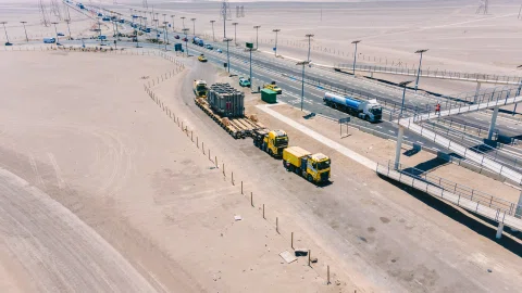 Vista aérea de convoy con transformador junto a carretera.