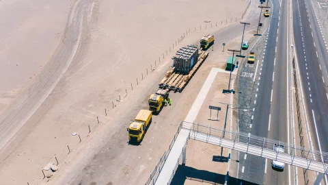 Vista aérea de transformador transportado por carretera.