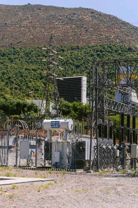 Vista amplia de subestación eléctrica WEG en zona rural.