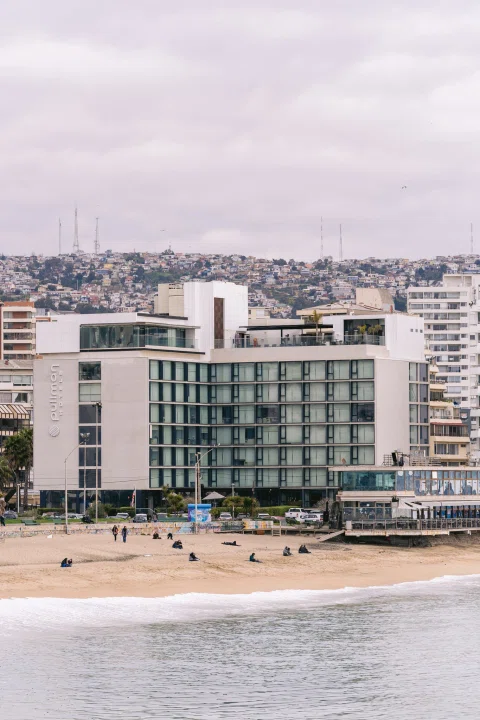 Vista exterior del hotel Pullman frente al borde costero.