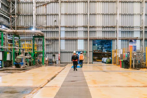 Vista interior amplia de planta industrial WEG.